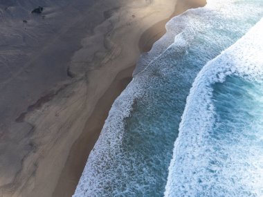 Fuerteventura, Kanarya Adaları 'ndaki sıradağların arkasına gizlenmiş altın kumlu kumlu kumlu plaja ulaşmak zor.