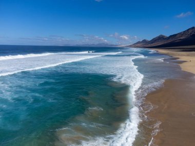 Fuerteventura, Kanarya Adaları 'ndaki sıradağların arkasına gizlenmiş altın kumlu kumlu kumlu plaja ulaşmak zor.