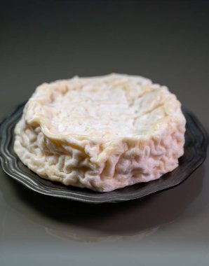 Fransız peynirleri koleksiyonu, Saint-Flicien ve Fransa 'nın Rhone-Alpes bölgesinden beyaz küflü Saint Marcellin inek sütü peyniri.