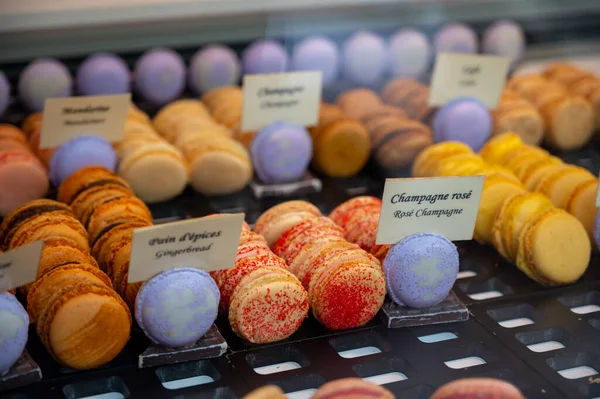 用蛋白 杏仁粉和食品着色制成的以蛋清 杏仁粉和食品色素为主要原料的甜甜甜的法国甜食 以法语和英语展出 — 图库照片