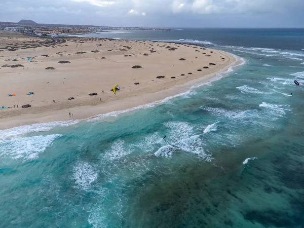 西班牙加那利群岛弗尔特文图拉冬季白色沙地科莱霍沙丘 海浪和风筝冲浪者的空中日落景观 — 图库照片