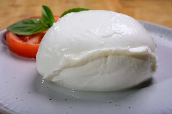 Bílá Kulička Italského Měkkého Sýra Mozzarella Bufala Campana Podávaná Čerstvou — Stock fotografie