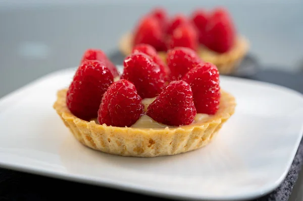 Artisanal Baked Small Tart Cream Fresh Ripe Red Raspberry Tasty — Stock Photo, Image