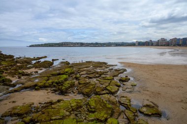 Gijon 'da San Lorenzo ve Cantabria sahillerinde manzara, Asturias, Kuzey İspanya' da büyük şehir.