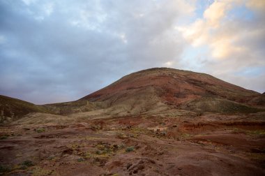 Corallejo yakınlarındaki Montana Roja 'da kış günbatımında Fuerteventura, Kanarya Adaları, İspanya