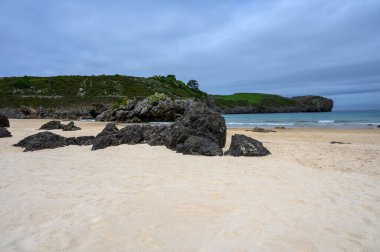 Celorio 'daki Playa de Borizo' daki kayalara bakın. Kuzey İspanya, Asturias 'ın yeşil kıyıları. Beyaz kumlu plajlar, uçurumlar, gizli mağaralar, yeşil tarlalar, ormanlar ve dağlar..