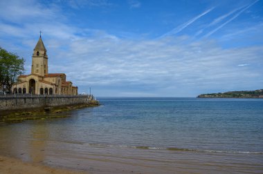 Gijon 'da San Lorenzo ve Cantabria sahillerinde manzara, Asturias, Kuzey İspanya' da büyük şehir.