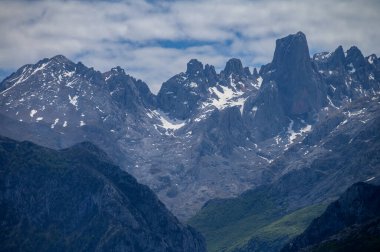 Kuzey İspanya 'nın Asturias kentindeki Picos de Europa' nın Macizo Orta Bölgesi 'nde yer alan Paleozoik Çağ' dan kalma kireçtaşı zirvesi Naranjo de Bulnes veya Picu Urriellu 'nun görüntüsü