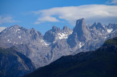 Kuzey İspanya 'nın Asturias kentindeki Picos de Europa' nın Macizo Orta Bölgesi 'nde yer alan Paleozoik Çağ' dan kalma kireçtaşı zirvesi Naranjo de Bulnes veya Picu Urriellu 'nun görüntüsü