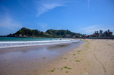 Playa de Ribadesella, Asturias 'ın yeşil kıyıları, Kuzey İspanya' nın beyaz kumlu sahilleri, kayalıkları, gizli mağaraları, yeşil tarlaları ve dağları.