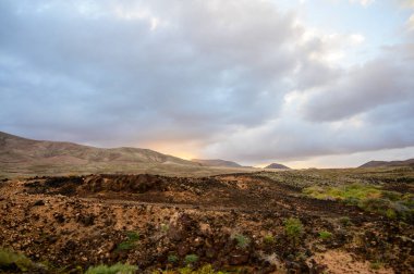 Corallejo yakınlarındaki Montana Roja 'da kış günbatımında Fuerteventura, Kanarya Adaları, İspanya