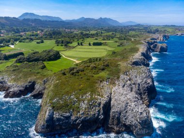 Kuzey İspanya, Asturias 'ın yeşil kıyılarının kumlu sahilleri, kayalıkları, gizli mağaraları, yeşil tarlaları ve dağları olan renkli kıyı şeridi..