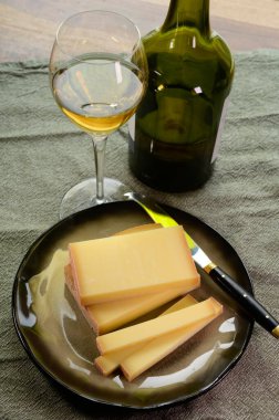 Şarap ve peynir eşleşmesi, Fransisco-Comte bölgesinde üretilen yerel kont peyniri ve cam ve clavelin şişesi özel ve karakteristik sarı şarap şarabı Jura bölgesinden Jaune, Fransa