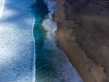 Fuerteventura, Kanarya Adaları 'ndaki sıradağların arkasına gizlenmiş altın kumlu kumlu kumlu plaja ulaşmak zor.