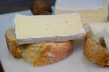 Taze baget ekmeği ve Fransız beyaz küflü süt peyniri Haute-Marne bölgesinden Caprice des Dieux, Fransa