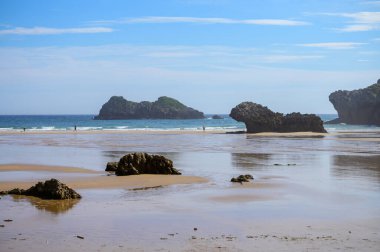 Celorio köyündeki Playa de Palombina Las Camaras 'ın manzarası, Kuzey İspanya, Asturias' ın yeşil kıyıları, kumlu plajları, kayalıkları, gizli mağaraları, yeşil tarlaları, ormanları ve dağları olan.