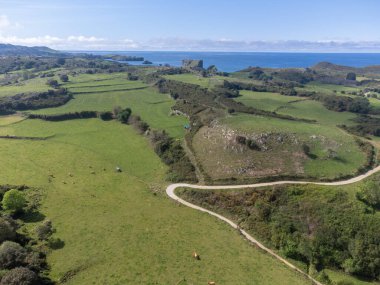 Llanes yakınlarındaki kıyı şeridi, Asturias 'ın yeşil sahili, Kuzey İspanya beyaz kumlu plajları, kayalıkları, gizli mağaraları, yeşil tarlaları ve dağları olan.