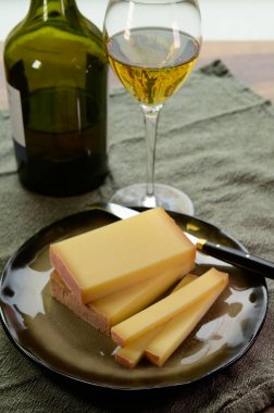Şarap ve peynir eşleşmesi, Fransisco-Comte bölgesinde üretilen yerel kont peyniri ve cam ve clavelin şişesi özel ve karakteristik sarı şarap şarabı Jura bölgesinden Jaune, Fransa