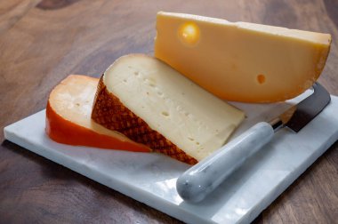 Peynir koleksiyonu, Belçika manastırı peyniri kahverengi teneke birayla yakın plan