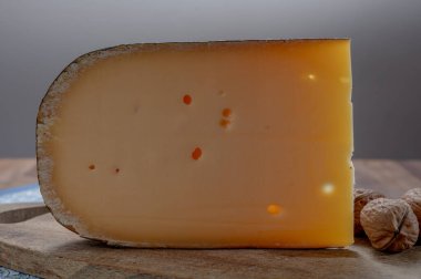 Peynir koleksiyonu, Bruges 'den eski sarı inek sütü peyniri, peynir ve bira çifti.