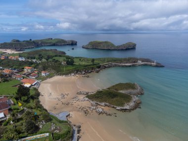 Playa de Palombina, Las Camaras ve Celorio 'daki hava manzarası, Asturias, Kuzey İspanya' nın yeşil kıyıları, beyaz kumlu plajları, kayalıkları, gizli mağaraları, yeşil tarlaları ve dağları olan.