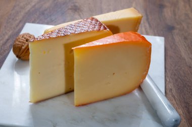 Peynir koleksiyonu, Belçika manastırı peyniri kahverengi teneke birayla yakın plan