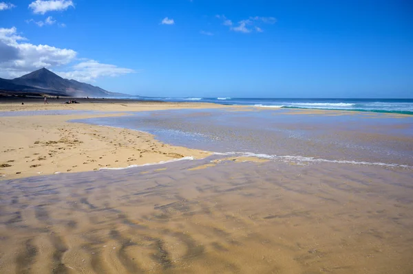 Fuerteventura Kanarya Adaları Ndaki Sıradağların Arkasına Gizlenmiş Altın Kumlu Uzun — Stok fotoğraf