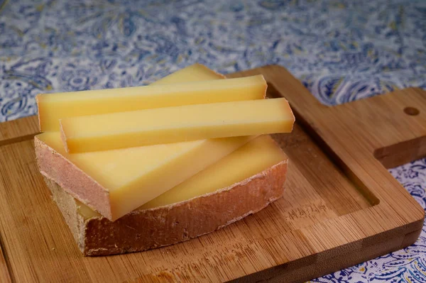 チーズコレクション フランスのハードコミットチーズは 地域の牛乳から作られたフランス語 Comte フランスのクローズアップ — ストック写真
