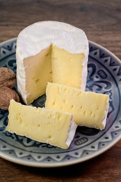 比利时Val Dieu修道院产的白模软牛奶奶酪Bouquet Des Moines — 图库照片