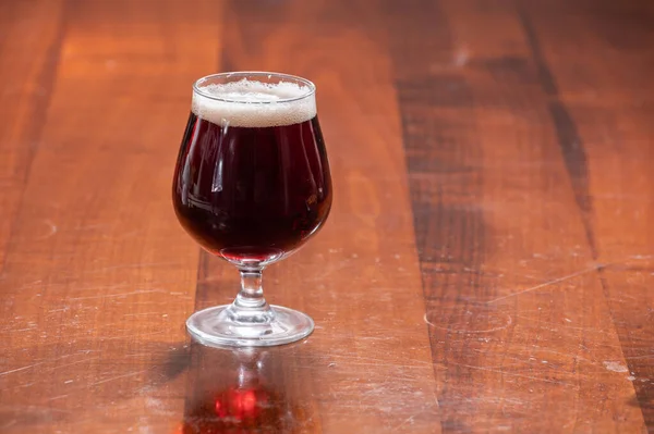 桌上放上一杯比利时修道院红褐色啤酒 — 图库照片