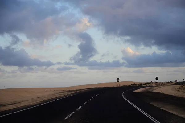 Οδηγώντας Αυτοκίνητο Μαύρο Ασφαλτοστρωμένο Δρόμο Μέσα Από Λευκούς Αμμώδεις Αμμόλοφους — Φωτογραφία Αρχείου