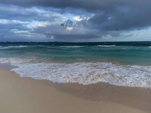 位于西班牙加那利群岛弗尔特文图拉的白色沙滩 大西洋海浪和冬季风筝冲浪者的日落 — 图库照片