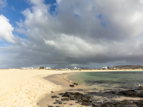 Sabbia Bianca Acqua Blu Nuvole Tempestose Sulla Spiaggia Concha Villaggio — Foto Stock