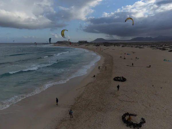 Beyaz kumlu Corallejo kumulları, plaj, okyanus dalgaları ve kışın uçurtma sörfçüleri, Fuerteventura, Kanarya adaları, İspanya