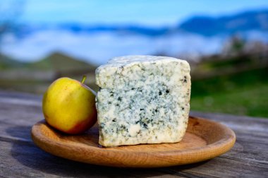 Cabrales, İspanya 'nın Asturias kentindeki kırsal süt çiftçileri tarafından üretilen mavi peynirdir. İneklerden sağılır veya keçi sütüyle karıştırılır. Picos de Europa dağları ve Covadonga Gölü ile karıştırılır.