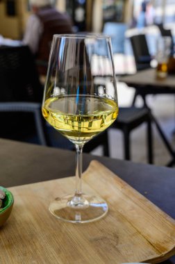 İspanya, Oviedo 'nun eski caddesinde manzaralı soğuk İspanyol verdejo beyaz şarap içmek
