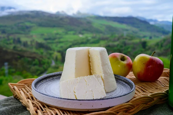 Španělský Pasterizovaný Kravský Sýr Afuega Pitu Asturie Podávaný Venku Jablky — Stock fotografie