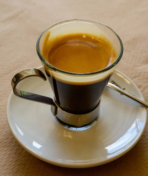 Petite Tasse Blanche Café Noir Arabica Servi Intérieur Gros Plan — Photo