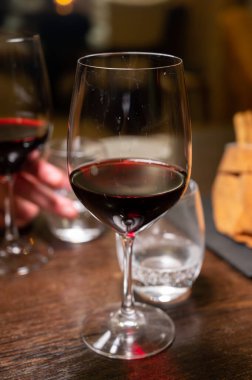 İtalyan bakteri restoranında bir bardak kırmızı şarapla akşam yemeği yakın.