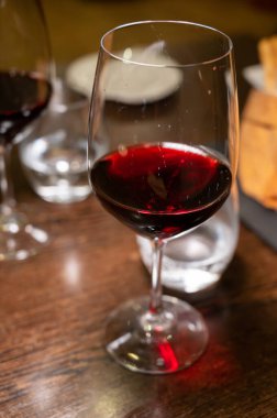 İtalyan bakteri restoranında bir bardak kırmızı şarapla akşam yemeği yakın.