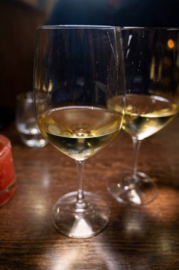 İki bardak Şili Chardonnay Viognier beyaz şarap. Sıcak Hollanda restoranında servis ediliyor. Yakın çekim.