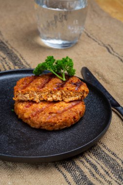 Vejetaryen bitkisinden yapılmış lezzetli vejetaryen hamburgerler soya fasulyesi taklidi et sağlıklı yaşam tarzı