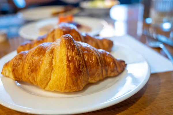 Dua Croissant Segar Panggang Tradisional Perancis Sarapan Dekat — Stok Foto