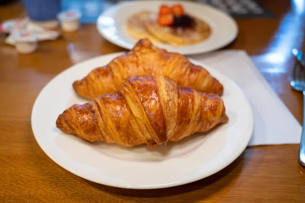 Dos Croissants Recién Horneados Desayuno Francés Tradicional Cerca — Foto de Stock