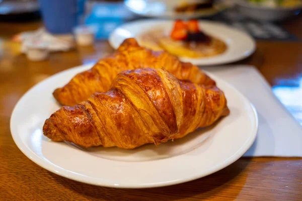 Два Свежих Булочных Круассана Традиционный Французский Завтрак — стоковое фото