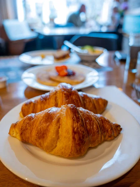 Due Croissant Appena Sfornati Colazione Tradizionale Francese Vicino — Foto Stock