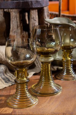 Boş antika Alman cam eşyalar, eski Hollanda tarzı Rummer ya da beyaz şarap için roemer bardakları.