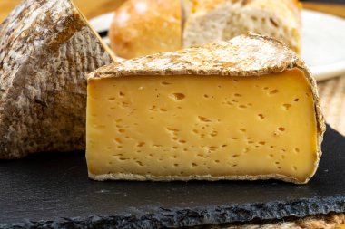 Fransız Alpleri, Fransa 'da inek sütünden yapılan tomme de savoie peyniri parçaları.