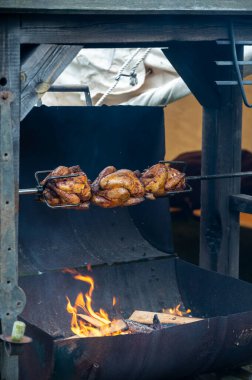 Ortaçağ müzesinde ahşap mangal ızgarasında kızartılmış bütün tavuklar.