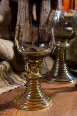 Boş antika Alman cam eşyalar, eski Hollanda tarzı Rummer ya da beyaz şarap için roemer bardakları.